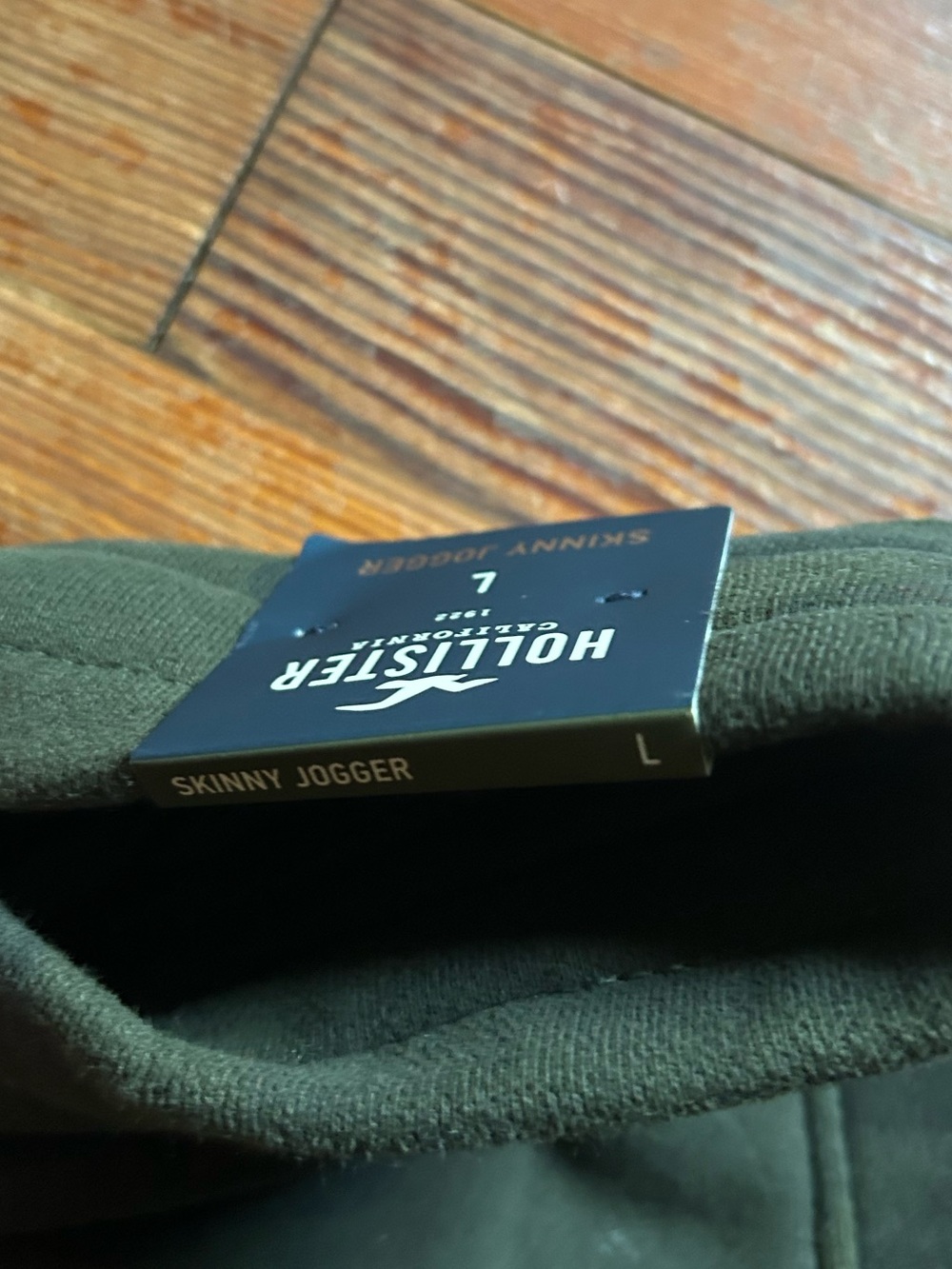 Hollister Olive Green Joggers
SIZE: LAGRE
BRAND NEW WITH TAGS - Picture 3 of 6